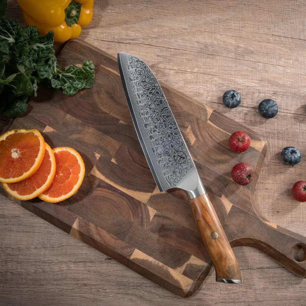 Damast Santoku Olive als Geschenk auf einem Holzbrett mit frischem Gemüse